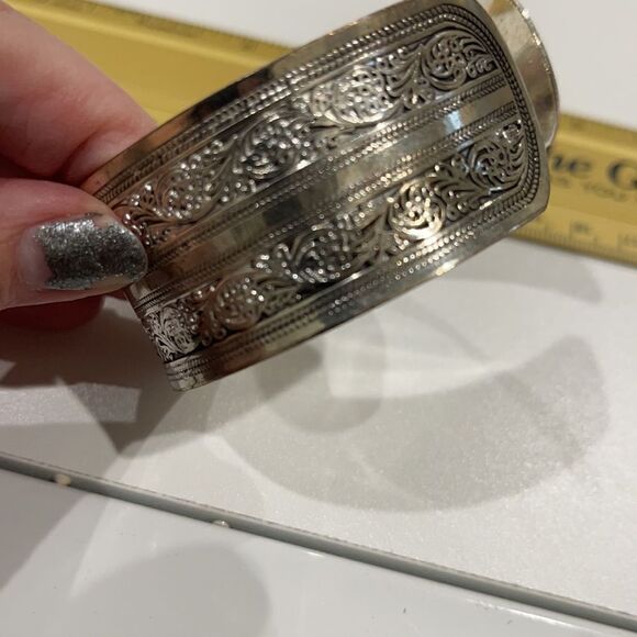 BEAUTIFUL SILVER Scroll Imprinted Cuff! - Picture 3 of 5